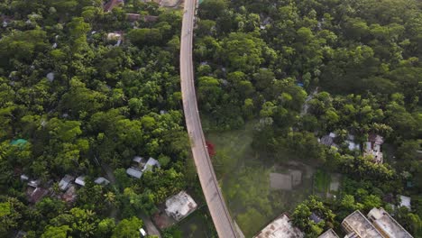 Vista-Aérea-De-Pájaro-Sobre-El-Puente-Gabkhan-Junto-A-Densos-Bosques-Y-Pueblos