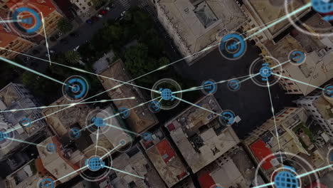animación de una red de iconos digitales frente a una vista aérea del paisaje urbano