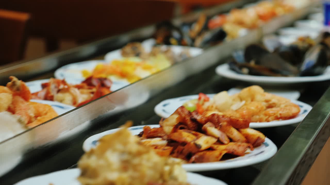 올인클루시브 레스토랑의 컨베이어 벨트에서 해산물 요리 이동