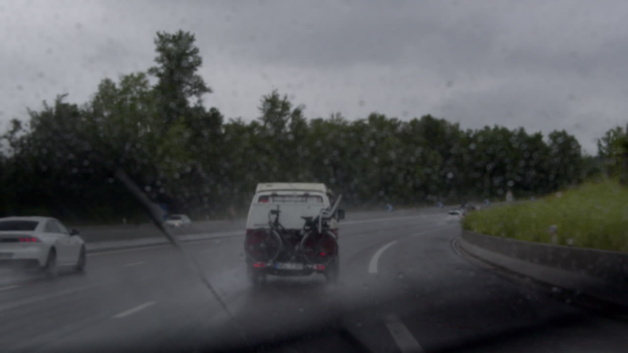 비가 오는 고속도로에서 운전