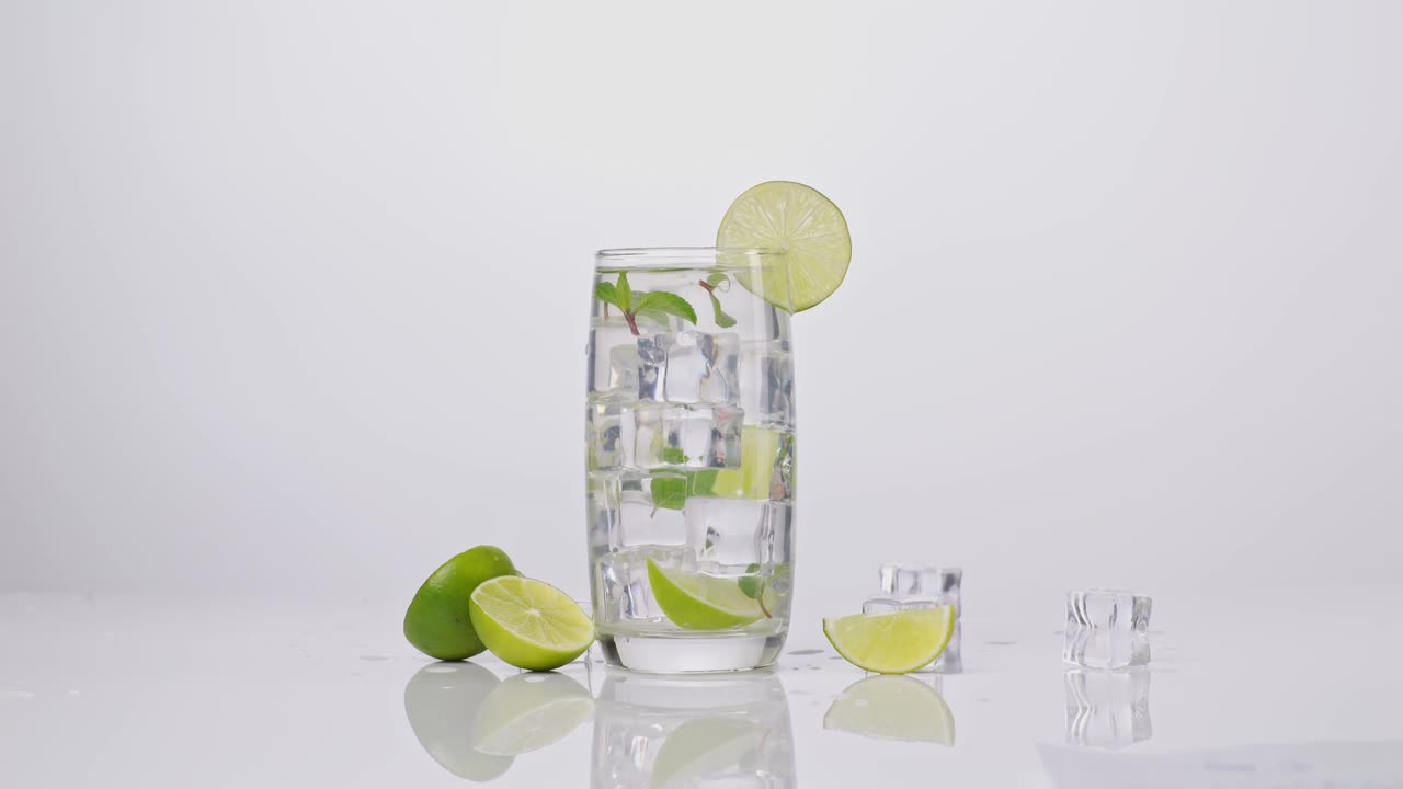 신선한 라임 민트 물