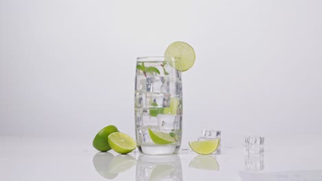 agua refrescante de menta de cal