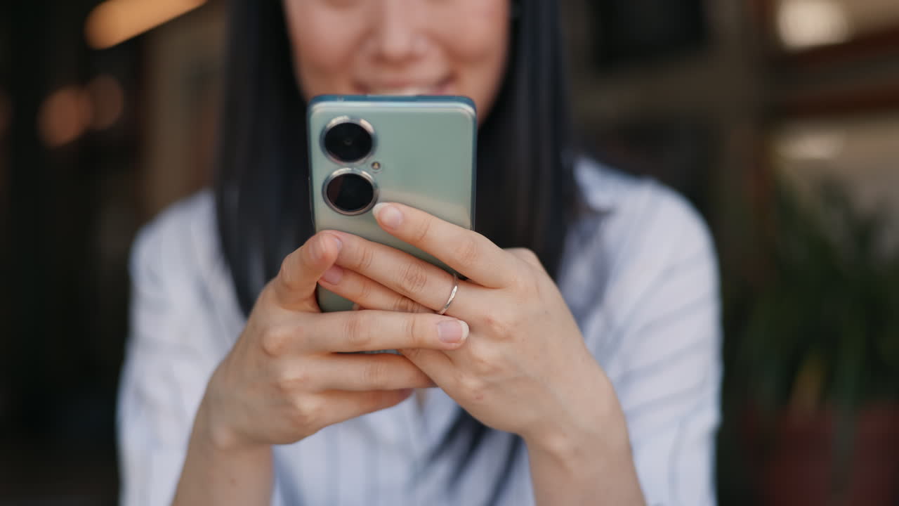 mujer usando un teléfono inteligente en un café