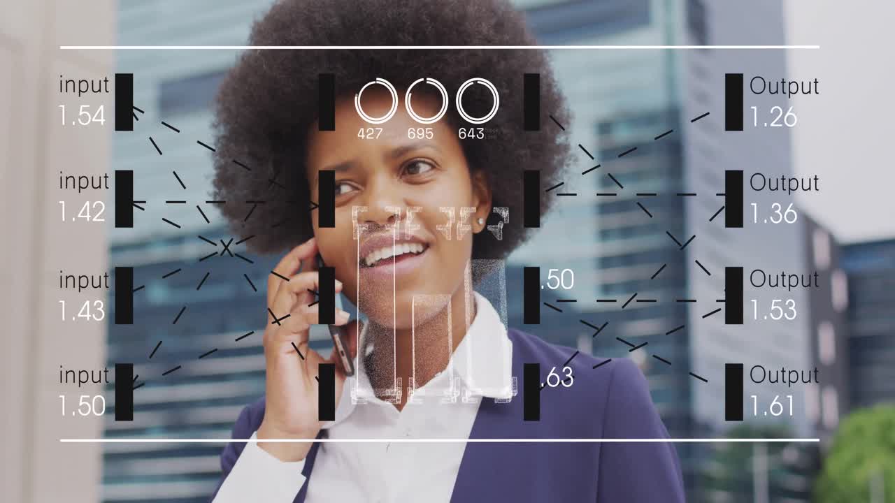 animación del procesamiento de datos sobre una mujer afroamericana que usa un teléfono inteligente