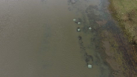 Luftaufnahme-Von-Hochwasser-Im-Frühling,-Überschwemmung-Des-Alande-Flusses,-Braunes-Und-Schlammiges-Wasser,-Landwirtschaftliche-Felder-Unter-Wasser,-Bewölkter-Tag,-Weite-Drohnenaufnahme-Aus-Der-Vogelperspektive,-Die-Sich-Vorwärts-Bewegt