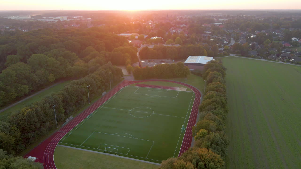Vista Aérea Do Campo De Futebol Na Hora Dourada Em Soegel, Alemanha