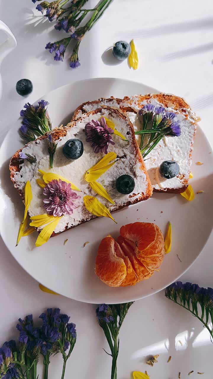 tostadas de desayuno estéticas con flores y frutas