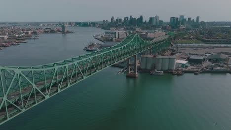 drone sobre el río hasta el puente tobin con el centro de boston ma en el fondo