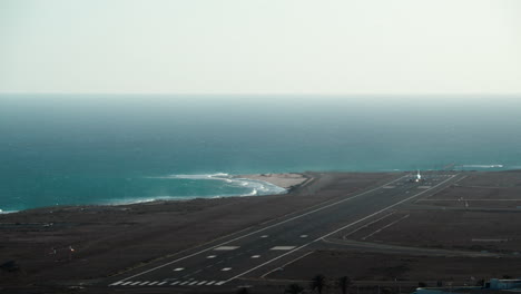 Abflug-Eines-Passagierflugzeugs-Von-Einem-Inselflughafen