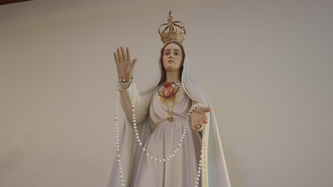 Estatua religiosa de Nuestra Señora de Fátima con rosario y corona