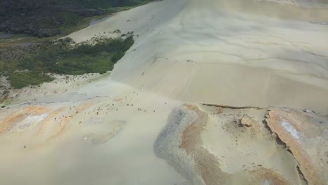 Vista-Aérea-De-Sandboarders-En-Las-Dunas-De-Arena-Gigantes-En-Nueva-Zelanda