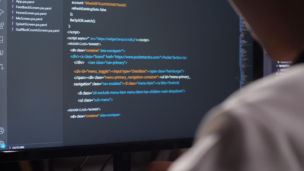 primer plano del monitor de la computadora de escritorio que muestra el guión de creación de ingeniero de software que desarrolla aplicaciones, programas, videojuegos en el hogar. terminal con lenguaje de codificación