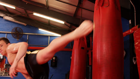 Boxer-übt-Boxen-Mit-Boxsack