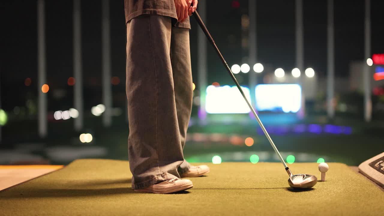 야간 골프를 하는 사람