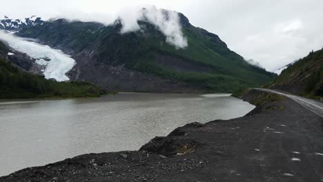 British-Columbia-Highway-Schlängelt-Sich-Durch-Die-Berge-Am-Strohn-Lake-Im-Bear-Glacier-Provincial-Park,-Kanada