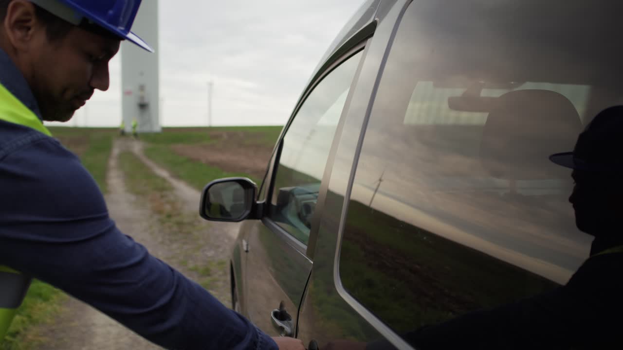 라틴계 남성 프로 선수가 실패한 풍차를 향해 달리고 있습니다.