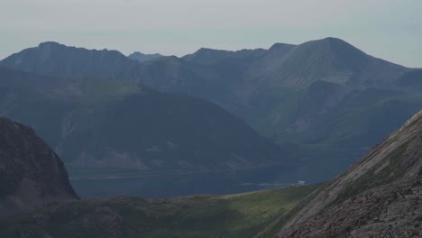 Fjord-Und-Felsige-Berge-Im-Nebel-In-Der-Nähe-Von-Salberget-In-Norwegen