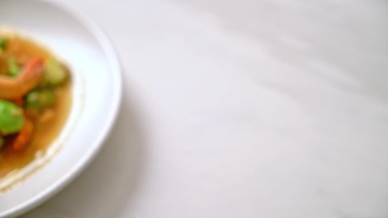 frijol de racimo retorcido salteado con camarones - estilo de comida tailandesa