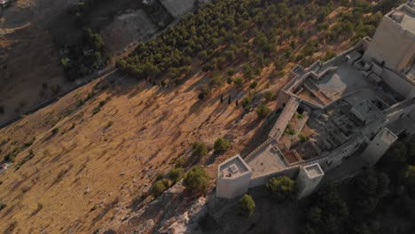 Castillo-De-Jaen,-Spanien-Jaens-Burg-Fliegende-Und-Bodenaufnahmen-Von-Dieser-Mittelalterlichen-Burg-Am-Nachmittag-Im-Sommer,-Es-Zeigt-Auch-Die-Stadt-Jaen,-Die-Mit-Einer-Drohne-Und-Einer-Action-kamera-Mit-4k-24-Fps-Unter-Verwendung-Von-Nd-filtern-Aufgenommen-Wurde