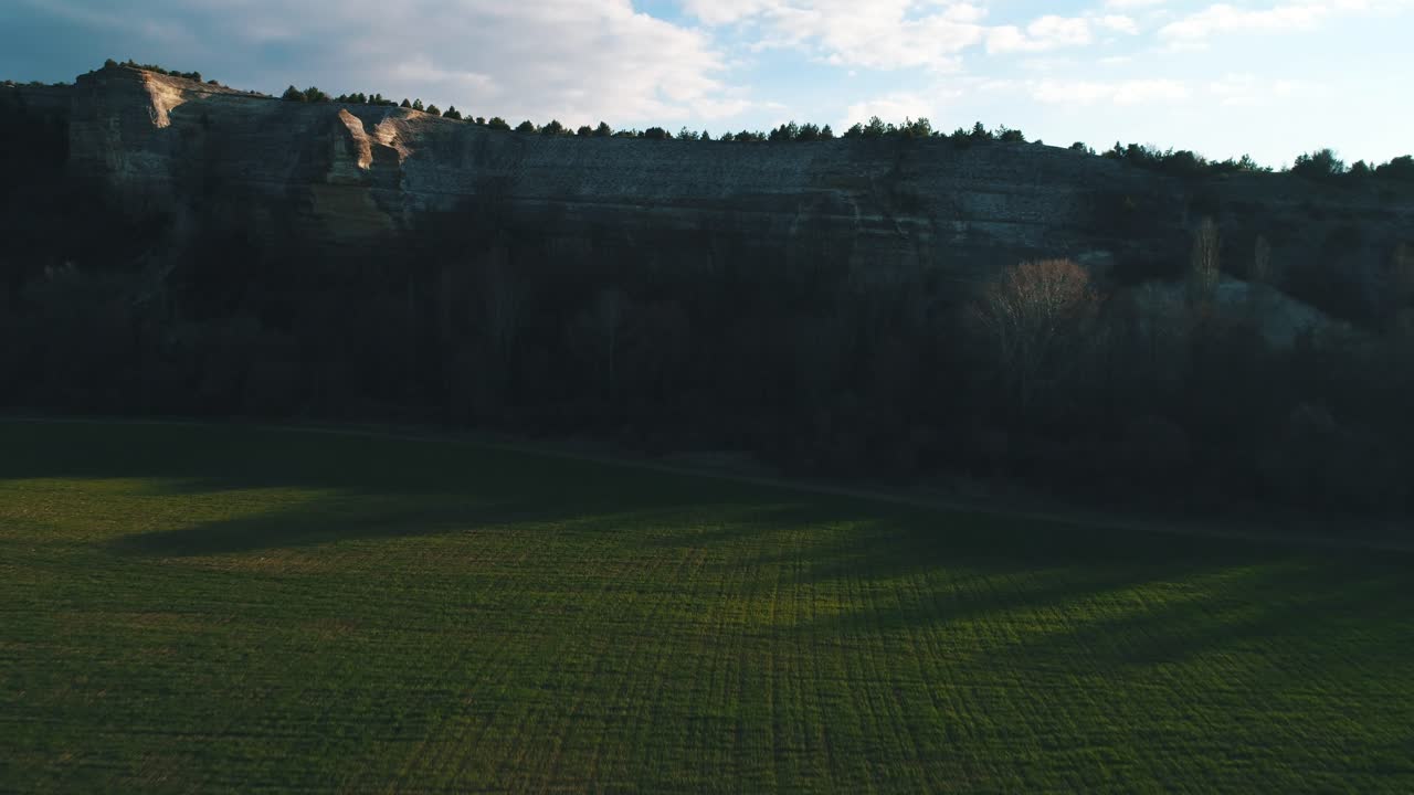 paisaje rural pintoresco con acantilados y campos