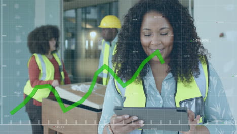 animación de procesamiento de datos sobre ingeniera biracial en chaleco de alta visibilidad usando tableta