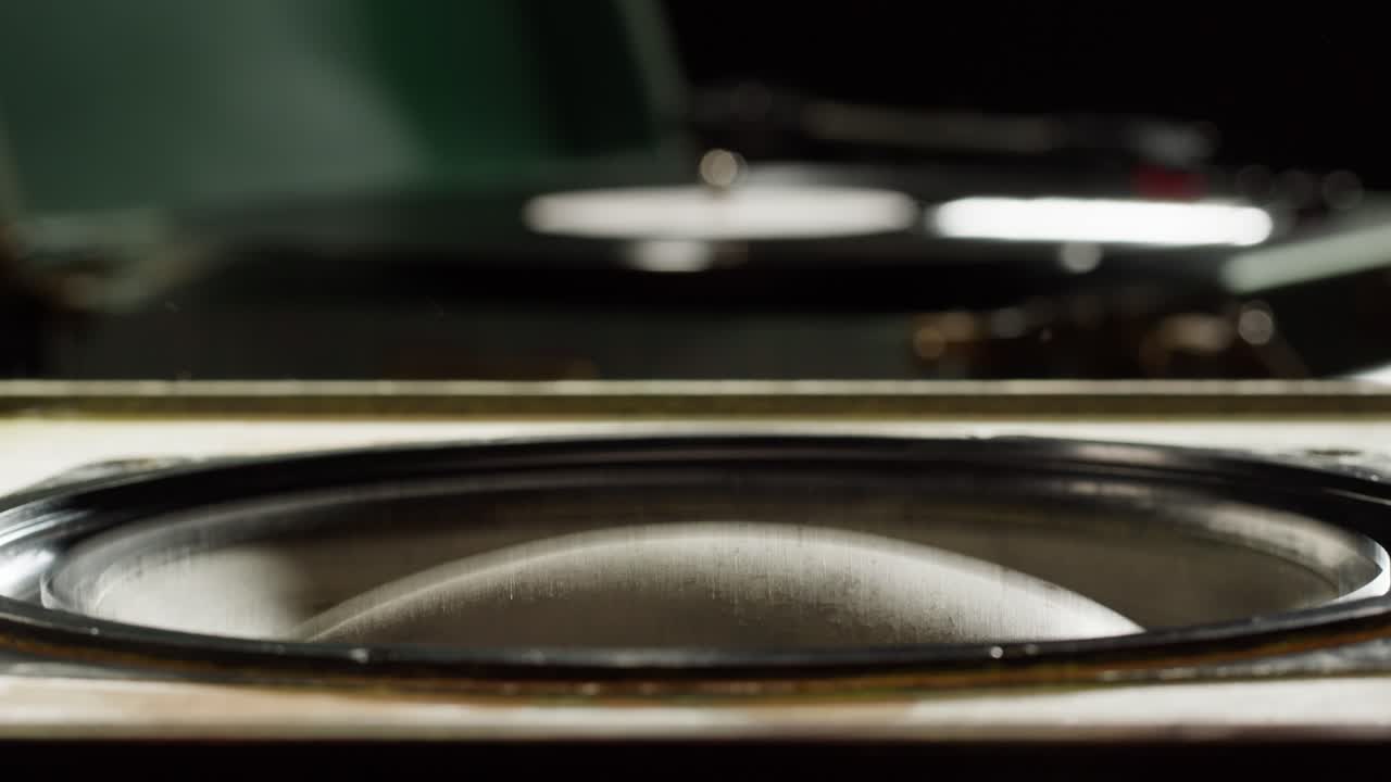 Nærbillede af højttalermembran der vibrerer til musik
