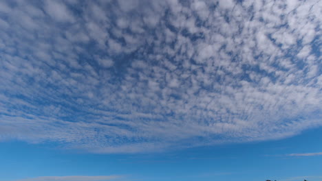 Zeitraffer-Des-Blauen-Himmels-Mit-Cirrocumulus-Wolken