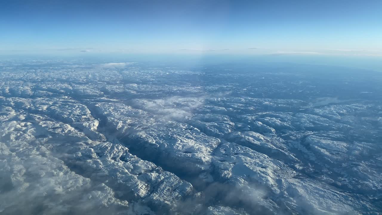 vista aérea de los fiordos noruegos, luz del día con cielo azul