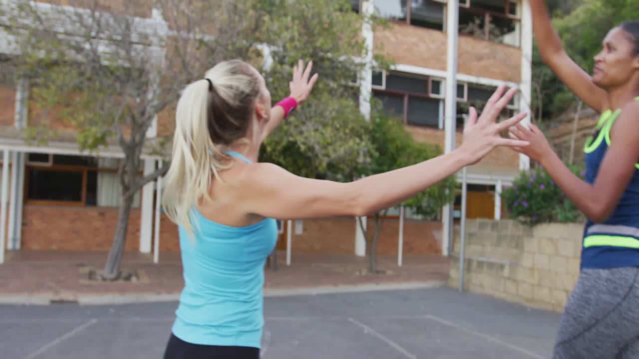 equipo de baloncesto femenino diverso jugando partido, driblando la pelota y marcando goles