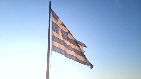 Griechische-Nationalflagge-Weht-An-Einem-Sonnigen-Sommertag-Am-Fahnenmast,-Nahaufnahme