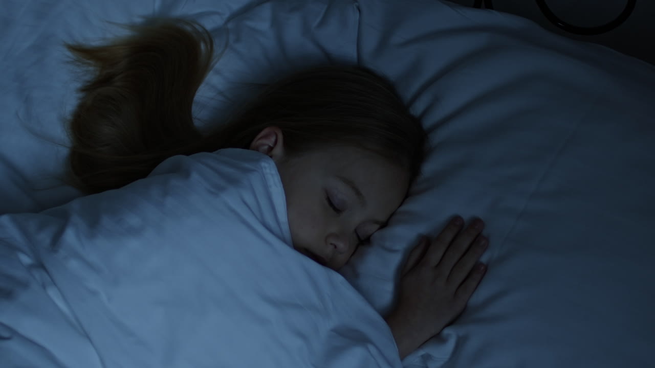 침대에서 자고 있는 소녀