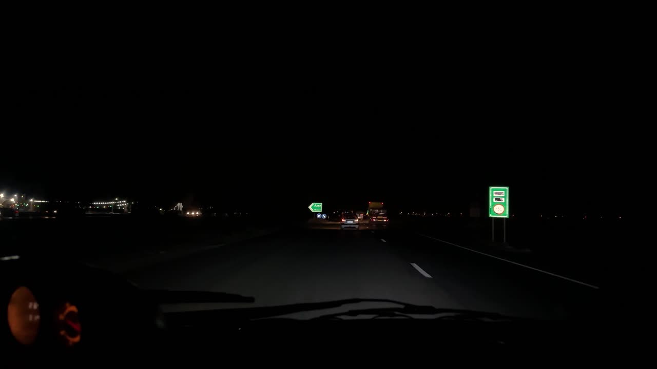 밤에 어 속에서 운전하는 고속 이동 도로 여행 사막 도로 고속도로 표지판 조명 여행 모험 여행 경험 사막 고속도로 항해 길  풍경 이란 풍경