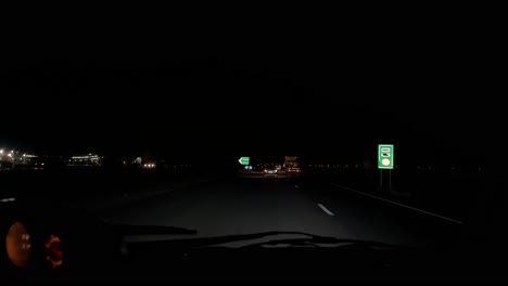 conducir por la noche en la oscuridad movimiento de alta velocidad viaje por carretera camino desierto señal de carretera viaje iluminado aventura viaje experiencia carretera desierto navegación paisaje en la carretera conducir en el paisaje de irán