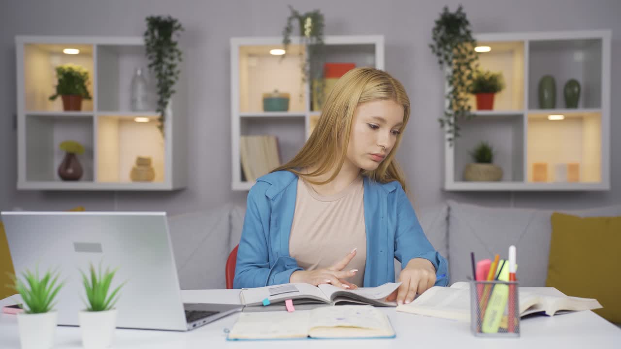 una estudiante aburrida.