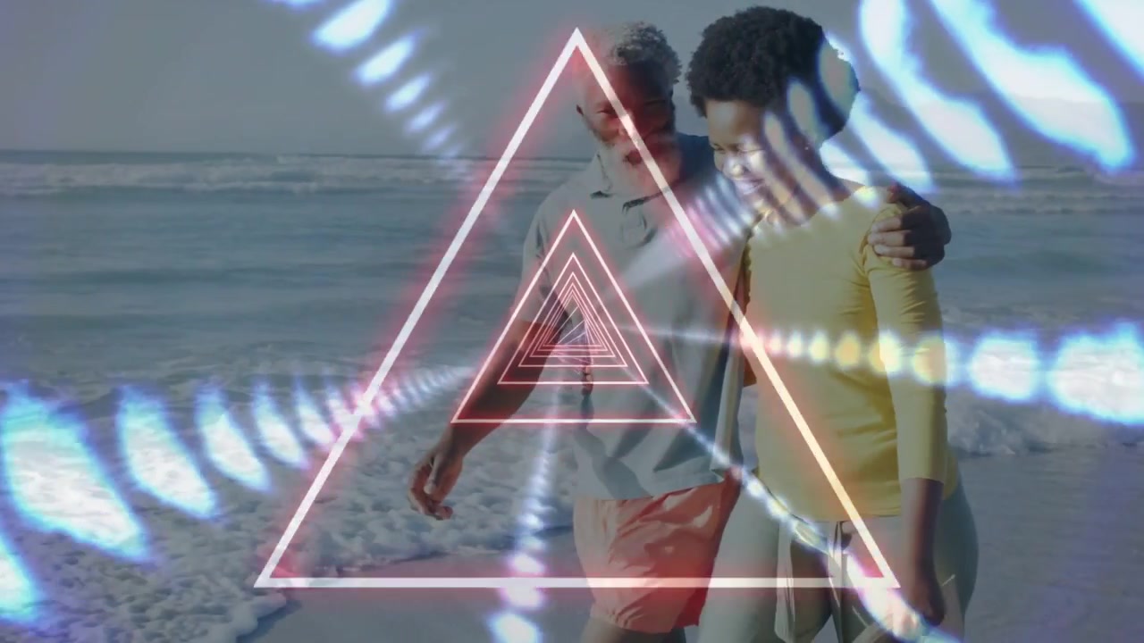 Coppia che cammina tenendo un cappello a tesa larga, passeggiando lungo la costa sabbiosa con una sovrapposizione di triangoli al neon che pulsa.