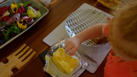 Niño-Levantando-La-Tapa-De-La-Caja-De-Mantequilla-4k