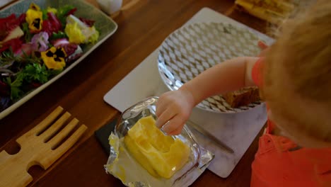 niño levantando la tapa de la caja de mantequilla 4k