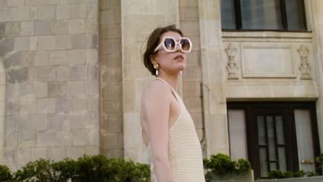 Side-view-of-elegant-woman-in-sunglases