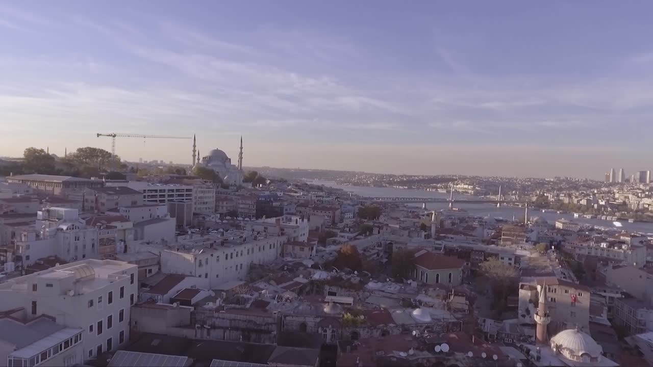 antena del horizonte de la ciudad vieja de estambul, turquía, con mezquitas y puentes del río bósforo distantes