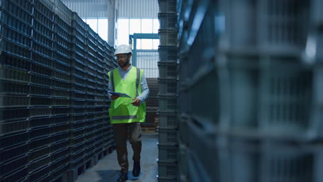 Trabajador-De-Almacenamiento-Revisando-El-Número-De-Casillas-Analizando-Los-Productos-Del-Paquete-Del-Almacén