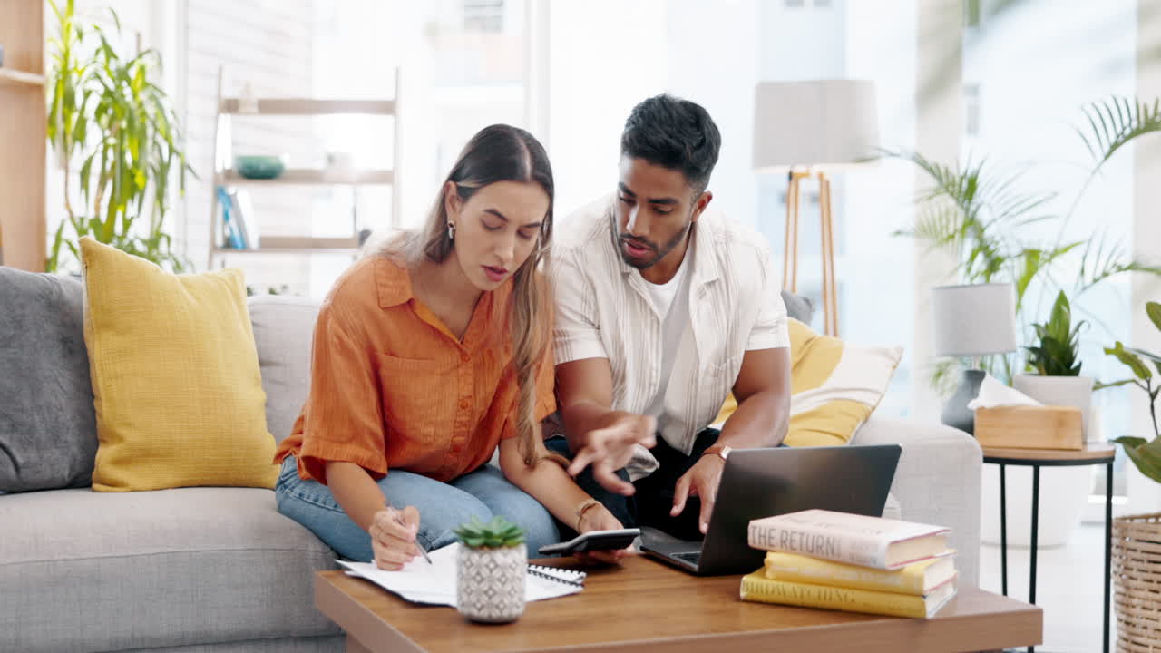 Coppia, laptop e calcolatrice per il budget a casa