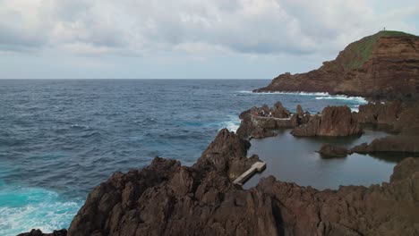 Moviéndose-Lateralmente-Cerca-De-Las-Piscinas-Naturales-De-Porto-Moniz