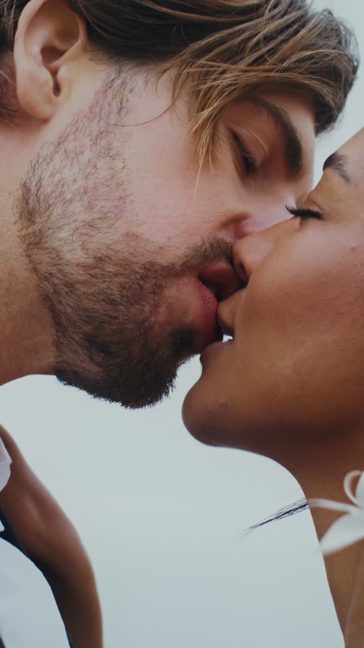 Una coppia che si scambia un bacio pieno d'amore