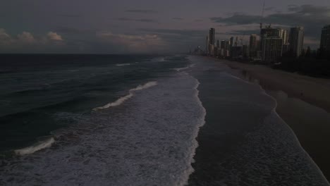 Goldküste,-Surferparadies,-Queensland,-Australien,-Drohne,-Blick-Nach-Süden,-über-Den-Goldenen-Himmel,-Wenn-Die-Nacht-Naht