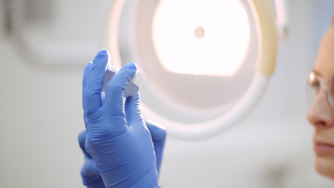 prótesis de dentista mirando dentadura postiza o yeso de mandíbula 1