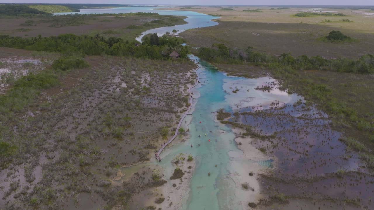 el río de la laguna de los rapidos en bacalar, lugar turístico en méxico - aérea