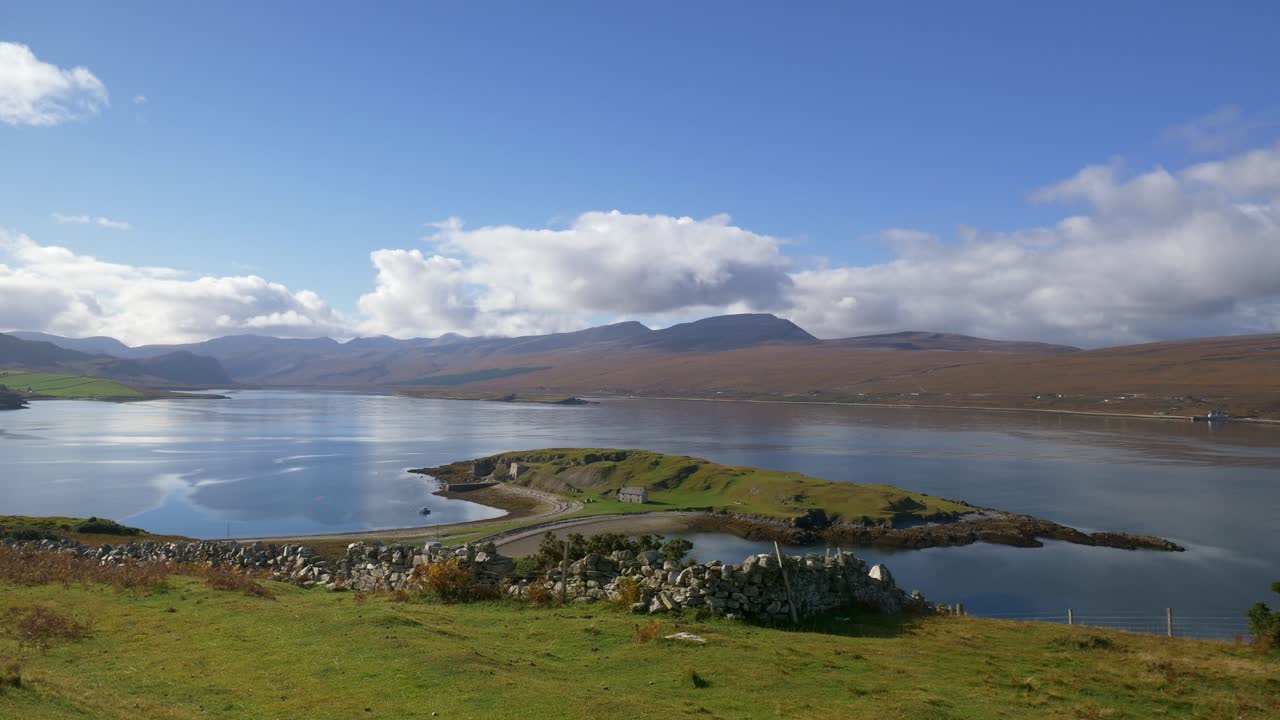 스코틀랜드 서덜랜드의 북쪽 해안 루트에 있는 놀랍도록 아름다운 에리볼 호수에 있는 아드 니키 석회 가마 지점의 시간 경과