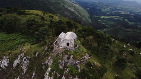 casa abandonada con paredes de piedra pico de asturias españa
