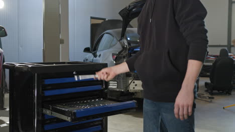 mecánico de automóviles trabajando en piezas de automóviles en un garaje