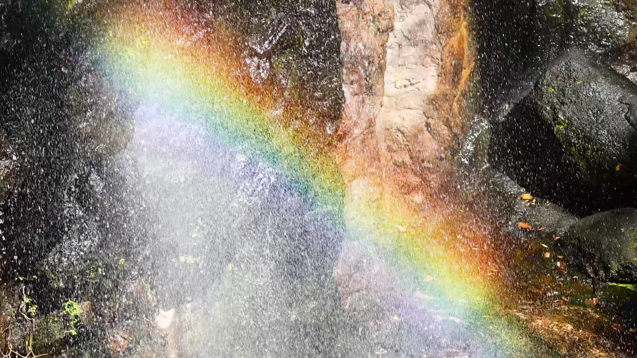 vibrantes arcos de arco iris sobre una cascada en cascada